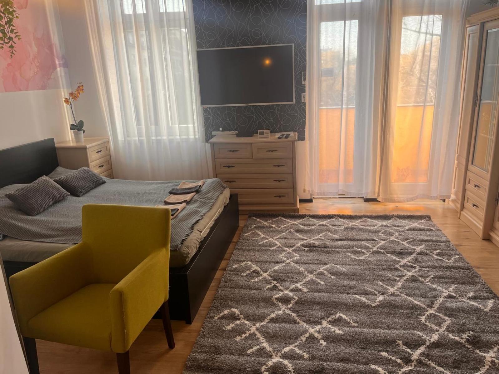 Kalvaria With Balcony, Free Parking And Ac Budapest Exterior photo